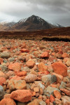 Kiezelstenenbank met uitzicht op Black Rock, Glen Coe